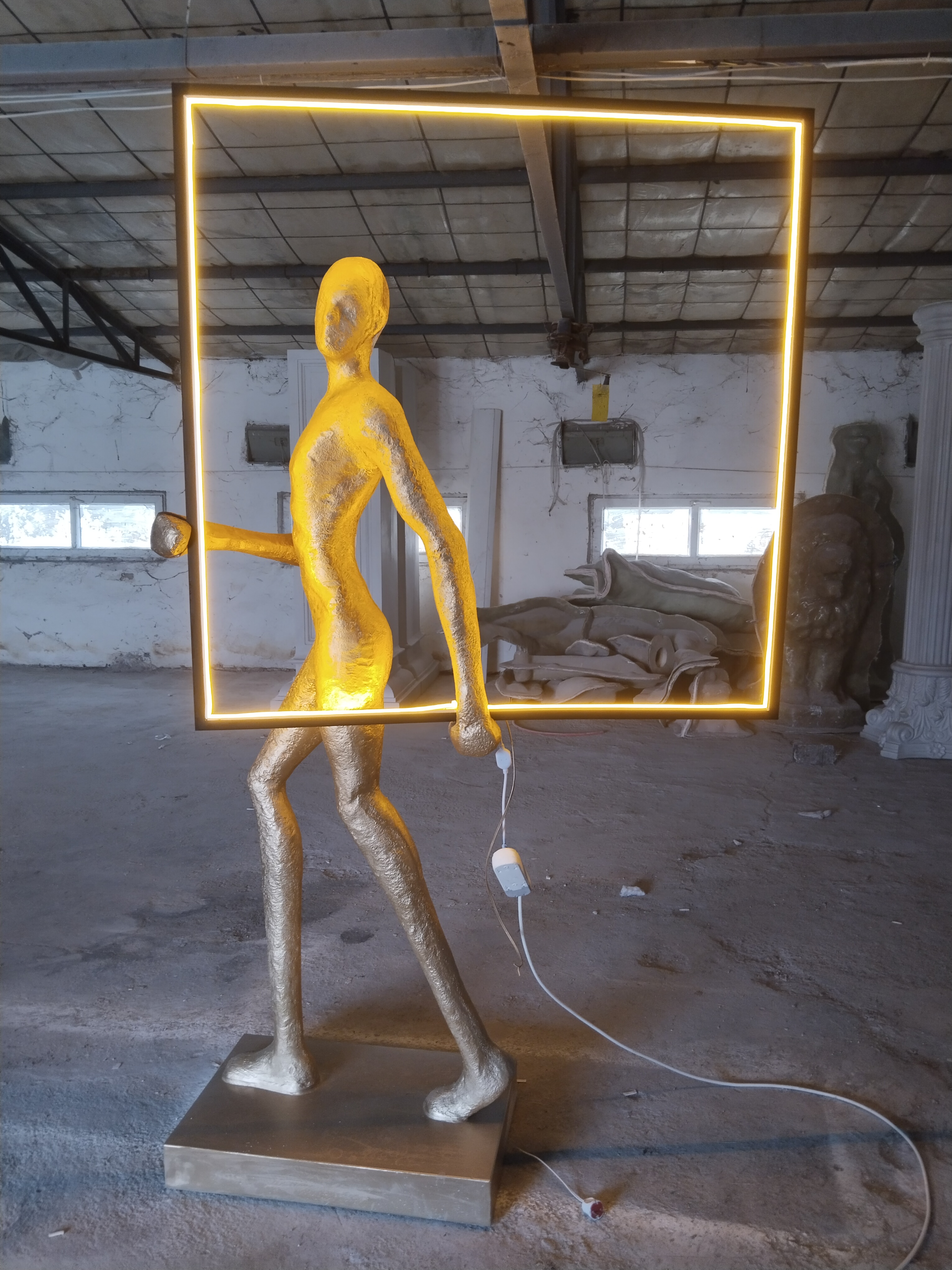 LED Işıklı Çerçeveli Modern Figür Heykeli (Fiberglas) – İç/Dış Mekan Dekor Alternatif başlıklar: