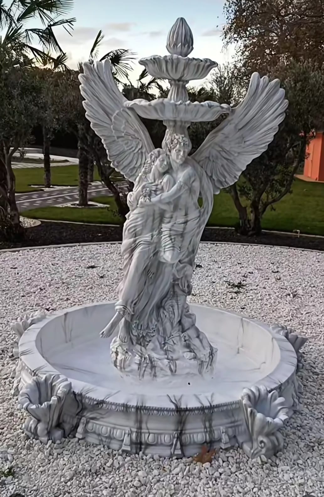 2.50 m Fiberglas  Aşk Melekli Süs Havuzu – Lüks Bahçe & Villa Dekorasyonu | 